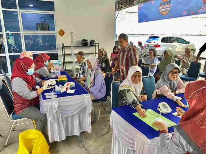 
					BRI melaksanakan penyaluran program BRI Peduli dalam Program BRI Peduli CSR Pemeriksaan Kesehatan Gratis kepada Masyarakat