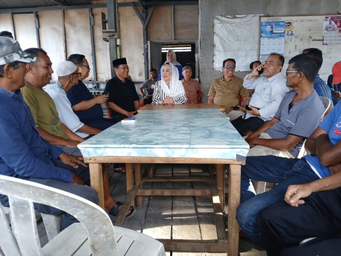 
					Pasangan Calon Bupati Natuna Nomor Urut 1, Cen Sui Lan - Jarmin menggelar diskusi dengan nelayan Batu Hitam