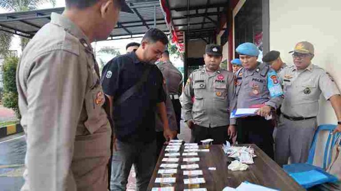 
					Personel Polresta Tanjungpinang mengikuti kegiatan Penegakan Ketertiban dan Disiplin (Gaktiblin) termasuk tes urine personil dari Propam Polda Kepri, di Mapolresta Tanjungpinang, Selasa (08/10/2024)