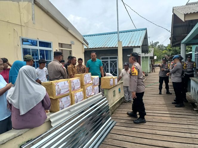 
					Kapolsek Bintan Timur, AKP Firuddin bersama jajaran dan Tomas, turun langsung melakukan pengecekan dan penanganan, serta membantu warga mengevakuasi puing-puing reruntuhan atap rumah, serta memberikan Bansos bentuk kepedulian.
