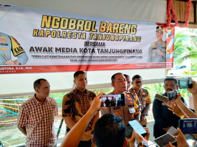 
					Kapolres Tanjungpinang Kombespol Budi Santosa saat ditemui para awak media usai menggelar Ngobrol Bareng bersama awak media di Kedai Kopi Kita Jalan Wr Supratman Km 8, Jumat (11/10/2024).