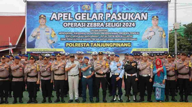 
					Kapolresta Tanjungpinang Kombes Pol. Budi Santosa, memimpin apel gelar pasukan Operasi Zebra Seligi 2024 di Polresta Tanjungpinang. Senin (14/10/2024).