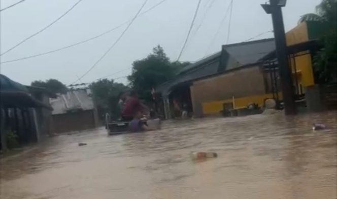 
					Banjir Rendam Pemukiman dan Jalan Utama