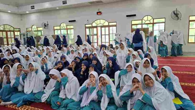 
					Kegembiraan Murid-murid SMP Tahfids At Taubah saat rayakan Hari Kesehatan Mental.
(f/ Istimewa).