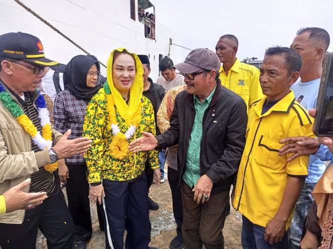 
					Baharuddin dan warga Subi menyambut kedatangan Cen Sui Lan - Jarmin dan rombongan.