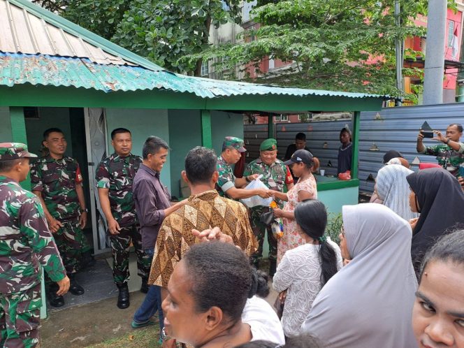 
					Danramil 03/Nongsa, Kapten Inf Hendri Mulyadi memberikan paket sembako ke
Warga Ruli Kampung Bunga Setangkai di RW 08, Kelurahan Teluk Tering. Jumat (18/10) pagi.