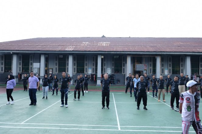 
					Kepala Rutan Kelas I Tanjungpinang, Yan Patmos, beserta pejabat struktural, pegawai, dan warga binaan saat mengikuti kegiatan senam bersama yang berlangsung di Lapangan Blok Bintan, Jumat (18/10/2024).
Foto: Asfanel/HarianHaluanKepri