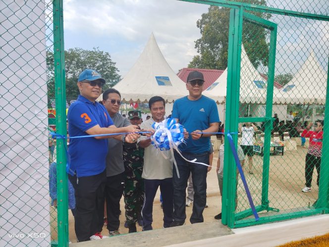 
					Direktur Badan Usaha Fasilitas dan Lingkungan BP Batam, Binsar Oktavidwin Tambunan, didampingi pimpinan bank di Batam, memotong pita tanda peresmian lapangan Futsal BIFZA 1 Mini Soccer.