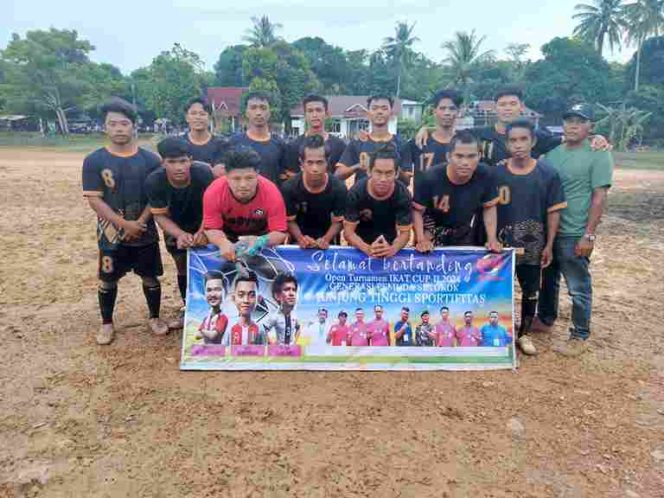 
					Foto bersama salah satu tim yang bertanding di Turnamen Sepak Bola Cup II Se-Kepulauan Pesisir.
Foto:Atika/HarianHaluanKepri