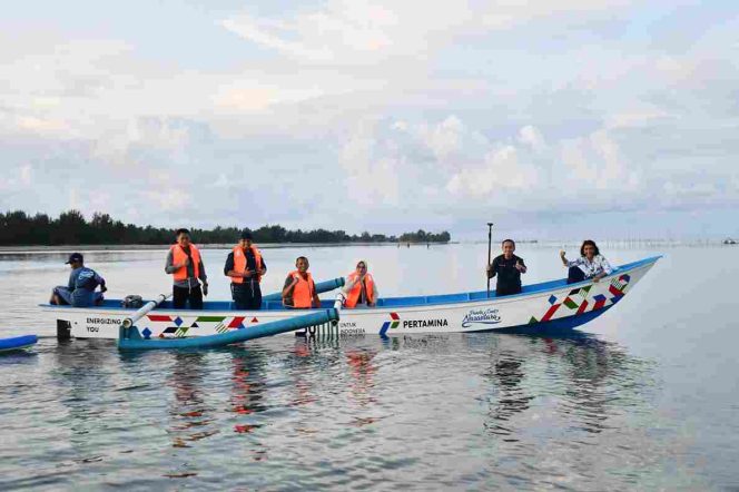 
					PT Pertamina (Persero) bersama Komunitas Pandu Laut Nusantara menyerahkan bantuan kapal dan paket jaring ikan untuk nelayan di Kabupaten Natuna, Provinsi Kepulauan Riau.  (ist)