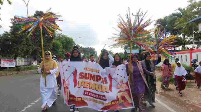 
					Semarak Hari Sumpah Pemuda di SDN 008 Sagulung Karnaval Adat dan Pentas Seni.
Foto:Atika/HarianHaluanKepri