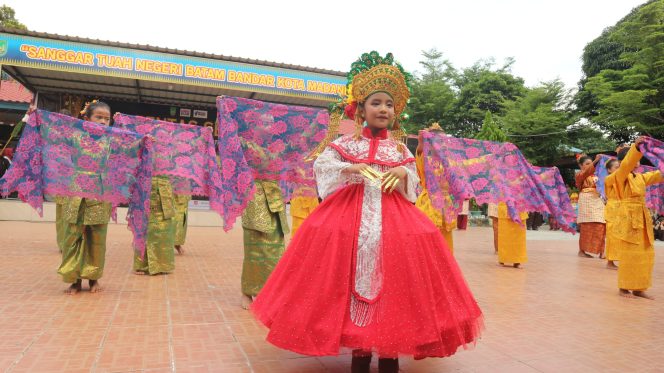 
					SDN 001 Sagulung Batam, mengadakan acara pentas seni pada Rabu, (30/10), sebagai bagian dari peringatan Hari Sumpah Pemuda
Foto: Atika/HarianHaluanKepri