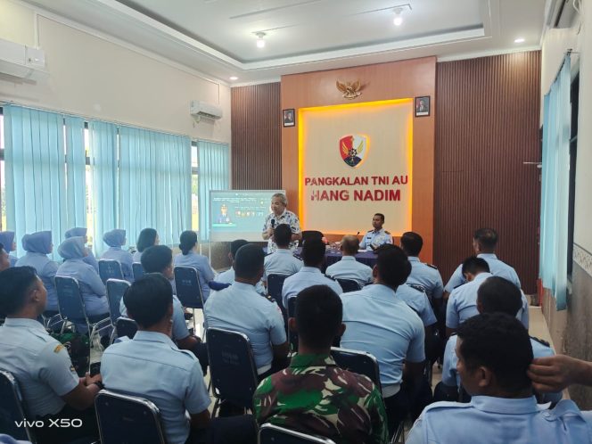 
					Dr. Aqua Dwipayana, pakar komunikasi dan motivator nasional, saat memberikan ceramah motivasi kepada seluruh personel Pangkalan TNI Angkatan Udara (Lanud), Hang Nadim Batam, Nongsa, Kota Batam, Kepulauan Riau (Kepri), Kamis (31/10/2024). 
Foto:Nov Iwandra/HarianHaluanKepri.