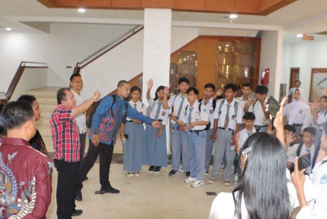 
					200 siswa kelas III SMAN 27 Sagulung melakukan kunjungan belajar ke DPRD Kota Batam, Kamis (23/10/2024). Kedatangan mereka disambut anggota DPRD Kota Batam dari FPDI-P Dandis Rajagukguk ST