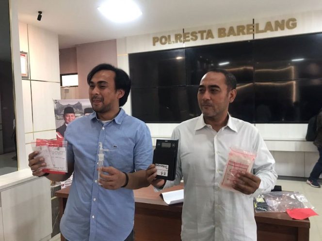 
					 Kasat Narkoba Polresta Barelang, AKP Deny Langie, menunjukkan barang bukti hasil penangkapan seorang polisi yang terlibat kasus pemilikan dan pengedaran narkoba jenis sabu, Kamis (31/10), di Mapolresta Barelang, Batam. (ist)