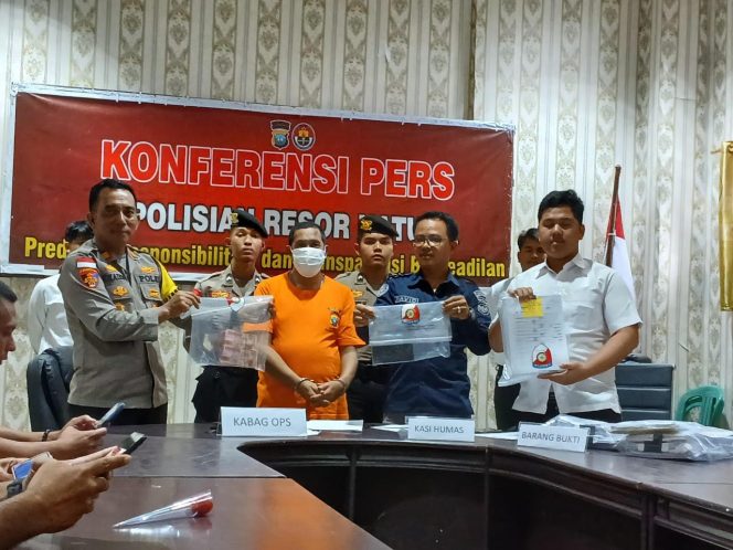 
					Polres Natuna menggelar Konferensi Pers, terkait Tindak Korupsi terhadap Dana BLT Kementerian Sosial RI, melalui PT Pos Indonesia, dengan tersangka berinisial F (47), Senin (11/11).