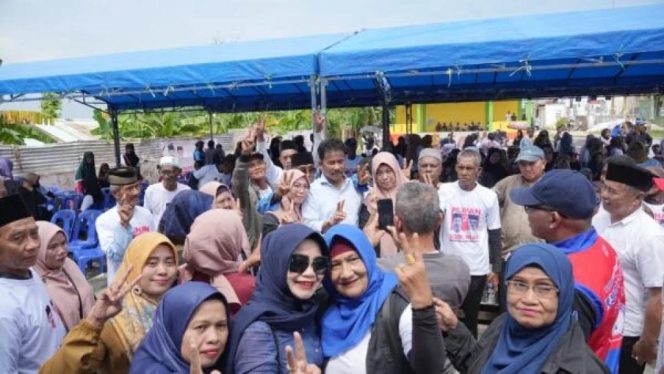 
					Calon Gubernur Kepri nomor urut 2 Muhammad Rudi saat kampanye di pulau Buluh, Batam, Selasa (12/11).