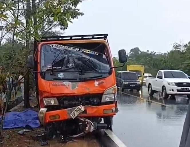 
					BINTAN (HK) – Lori pengangkut ayam Colt Diesel BP 8267 WQ, tiba tiba menghantam Motor Yamaha Vixion BP 4286 WB