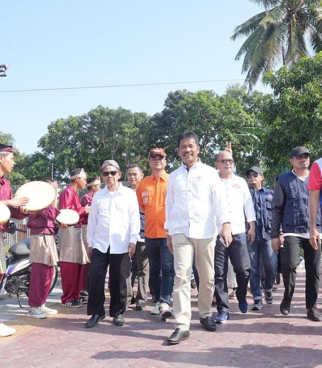 
					Calon Gubernur Kepri H Muhammad Rudi (HMR), saat mendatangi masyarakat Pulau Belakang Padang, Kota Batam