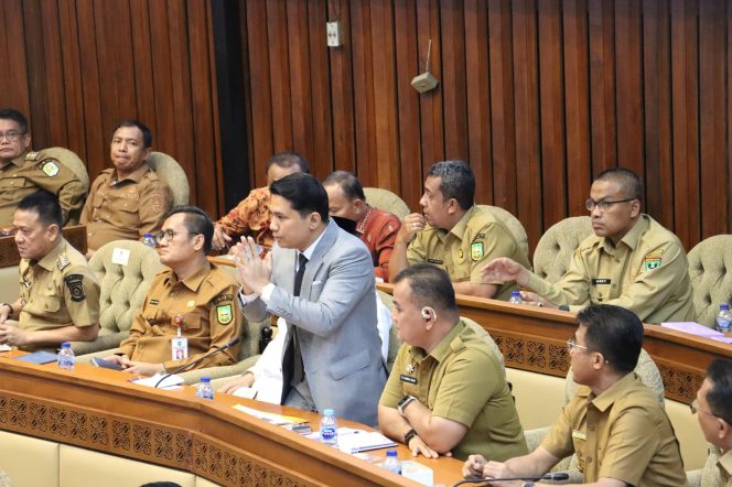 
					Plt Bupati Bintan Ahdi Muqsith, alias Osit, saat mengikuti Raker dan RDP Bersama Komisi II DPR RI