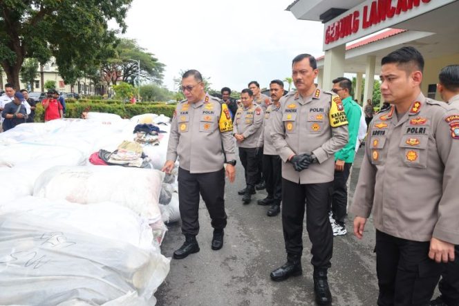 
					Kapolda Kepri, Irjen Pol Yan Fitri Halimansyah, didampingi Kabid Humas Polda Kepri, Kombes Pol Zahwani Pandra Arsyat, dan jajaran, saat melihat barang bukti pasir timah. (ist)