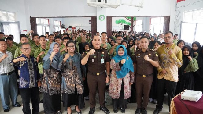 
					Tim Kejati Kepri saat melakukan sosialisasi dan Penyuluhan Hukum melalui Program Jaksa Masuk Sekolah (JMS) yang diikuti ratusan pelajar di SMA Negeri 18 Batam dan SMK Negeri 2 Batam, Kamis (21/11/2024).
