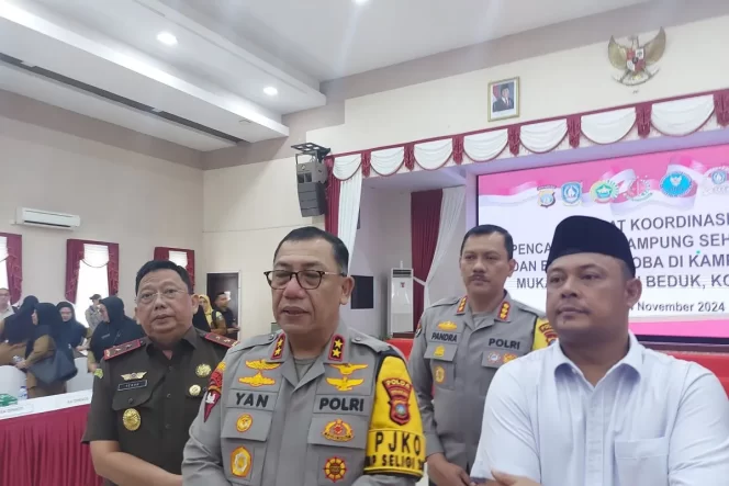 
					Kapolda Kepri, Irjen Pol. Yan Fitri Halimansyah, didamping Kajati Kepri, Teguh Subroto dan Ketua DPRD Kepri, Imam Sutiawan memberikan keterangan kepada wartawan usai rakor pemberantasan narkoba di Makopolda Kepri. (ist).
