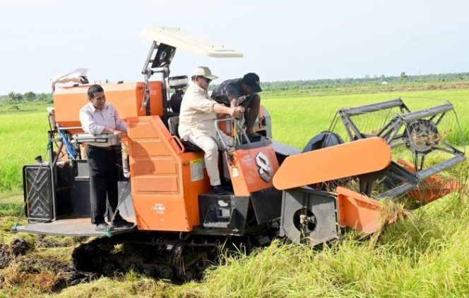 
					 Presiden RI, Jenderal TNI (Purn), Prabowo Subianto, melakukan pemanenan pagi menggunakan mesin dan bertemu masyarakat, saat berkunjung melihat rencana pencetakan satu juta hektare sawah di Merauke, untuk program swasembada pangan nasional.