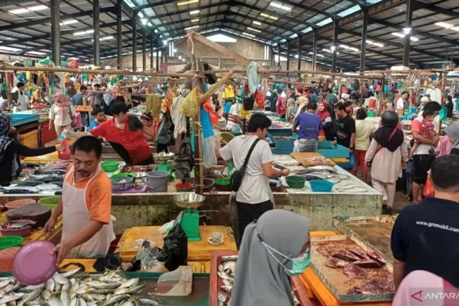 
					Ilustrasi aktivitas perdagangan di pasar tradisional Bintan Center, Kota Tanjungpinang, Provinsi Kepri.