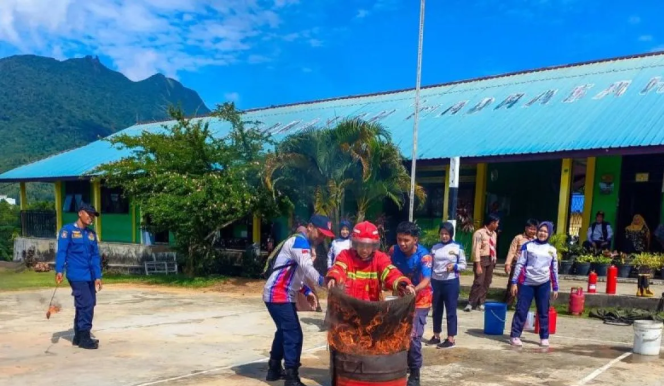 
					Pelajar MTsN 2 Natuna saat simulasi praktik memadamkan api dengan apar. (Ist)