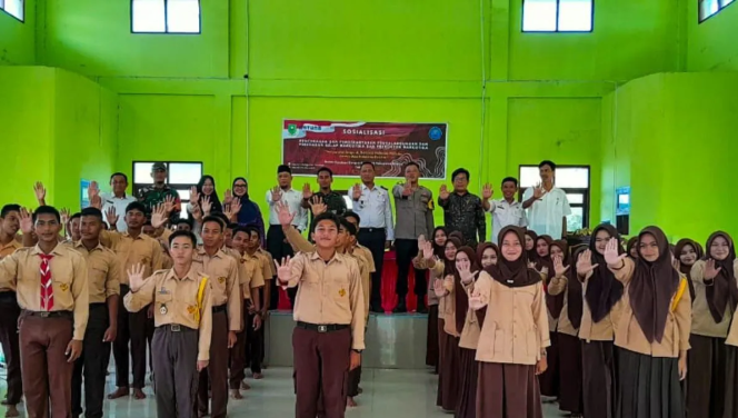 
					 Foto bersama usai sosialisasikan dampak dan bahaya penyalahgunaan narkotika kepada pelajar Natuna, Kepri. (Ist)