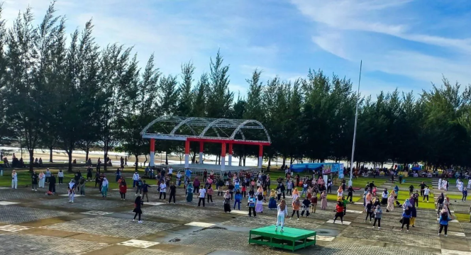 
					Pemkab bersama Masyarakat senam bersama di Pantai Piwang, Kecamatan Bunguran Timur dalam rangka memperingati HKN ke-60. 