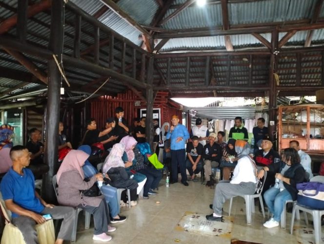 
					Gertak Bintan menggelar acara Silaturahmi dan Deklarasi untuk mendukung kotak kosong pada Pilkada Bintan, di posko Gertak Bintan, jalan Bangun Rejo Km.18 , Kelurahan Gunung Lengkuas, Bintan, Sabtu (2/11)