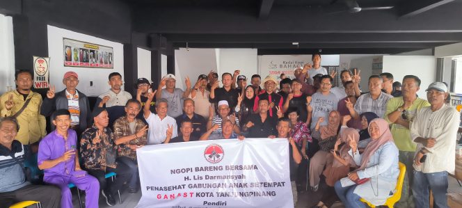 
					Deklarasi dan nNgopi Bareng anggota Ganast bersama calon Walikota Tanjunpinang Lis Darmansyah di Kedai Kopi Bahagia, Kamis (31/10).