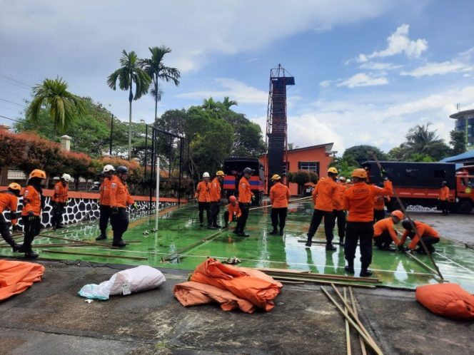 
					Personel Kantor Pencarian dan Pertolongan Tanjungpinang, Kepri dilatih salam operasi bencana gempa bumi. (ist)