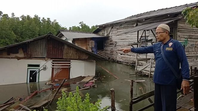 
					Ketua RT03, Nasrun menunjukkan rumah warga yang ambruk ke sungai berada di Kelurahan Melayu Kota Piring, Tanjungpinang, Kepri. (ist)