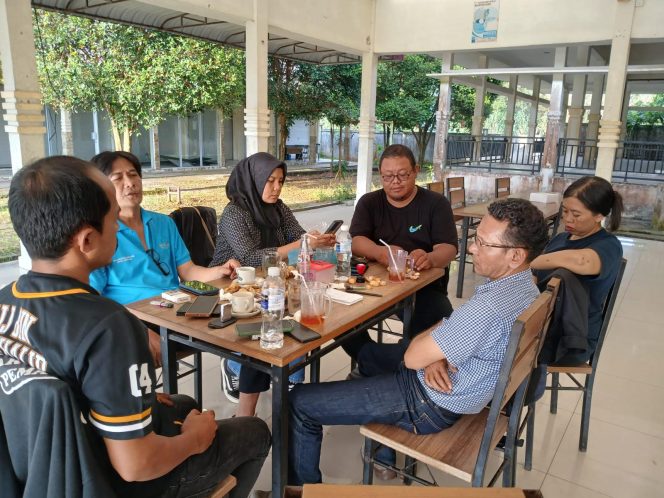 
					Harjo Waluyo Ketua PWI Bintan dan Slamet Ketua Panitia Pelaksana memimpin rapat persiapan teknis Turnamen Badminton Beregu Antar Pers se-Kepri di Pasar Tani Jalan Lintas Barat