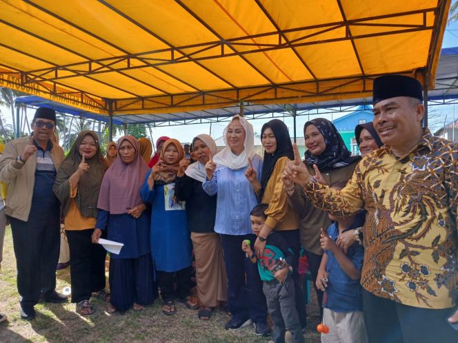 
					Paslon Bupati Natuna Cen Sui Lan - Jarmin (Cermin), foto bersama warga Desa Kadur, Kecamatan Pulau Laut, Natuna.