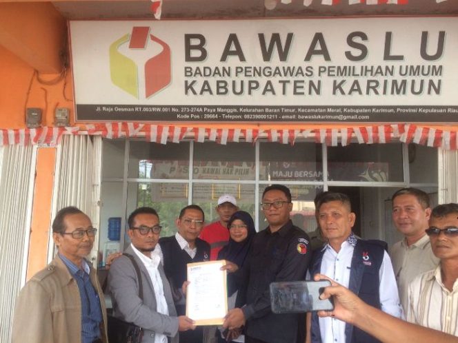 
					Tim pemenangan paslon HMR ber AURA melaporkan Kabag Tapem Setdakab Karimun, Zulkhairi ke Bawaslu terkait ketidaknetralan sebagai ASN