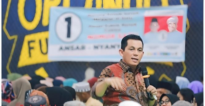 
					Calon Gubernur Kepri nomor urut 1 Ansar Ahmad saat kampanye dialogis di Teluk Keriting,  Tanjungpinang, Rabu (13/11) malam.