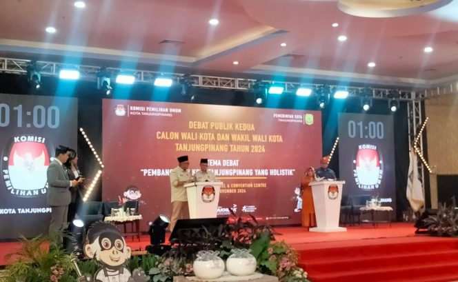 
					Dua pasangan calon Walikota dan Wakil Walikota Tanjungpinang yang digelar KPU Tanjungpinang saat melakukan debat publik kedua di Hotel CK Tanjungpinang, Senin (18/11)