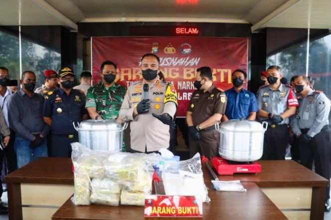 
					Kapolres Karimun AKBP Robby Topan Manusiwa bersama FKPD Karimun menunjukkan barang bukti narkotika jenis sabu yang akan dimusnahkan. (Ist)