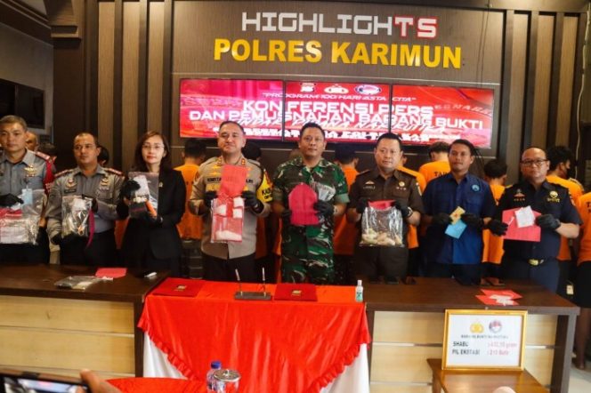 
					Kapolres Karimun, AKBP Robby Topan Manusiwa dan FKPD Karimun menunjukkan barang bukti narkotika sabu-sabu dan pil ekstasi hasil pengungkapan. (Ist)