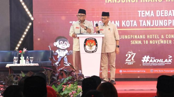 
					Pasangan Calon Walikota dan Wakil Walikota Tanjungpinang Lis Darmansyah - Raja Ariza saat mengikuti debat, di CK Hotel Tanjungpinang, Senin (18/11/2024) malam.