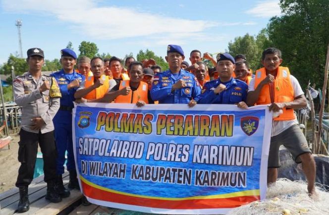 
					Kanit Patroli Satpolairud Polres Karimun, Ipda Taufik bersama personel saat membagikan life jacket kepada nelayan Leho, Kecamatan Tebing. (Ist)