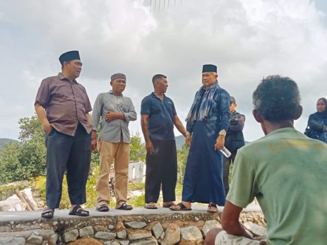 
					Bakti Lubis dan Raja Bakhtiar (pakai peci) saat bersilaturahmi dengan masyarakat Kecamatan Meral Barat. (ist)