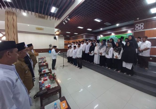 
					Ketua MUI Kabupaten Karimun, Afrizal melantik pengurus MUI ditingkat kecamatan, di Aula Darunnadwah Masjid Agung Karimun. (ist)