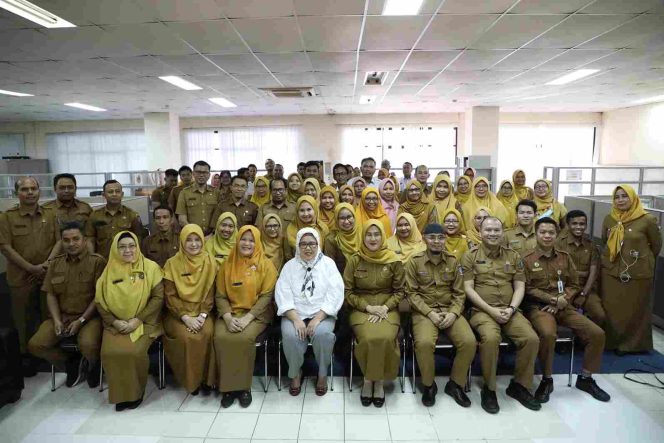 
					Plt Gubernur Kepulauan Riau (Kepri), Hj. Marlin Agustina bersilaturahmi dengan para aparatur sipil negera (ASN), di lingkungan Pemerintah Provinsi Kepri. (ist)