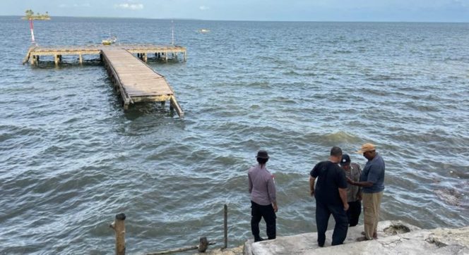 
					Jembatan kayu di Desa Karet, Kecamatan Aru Selatan Timur, Kabupaten Kepulauan Aru, Maluku, ambruk.
