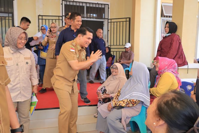 
					Plt Bupati Bintan Ahdi Muqsith menyapa Lansia saat tiba